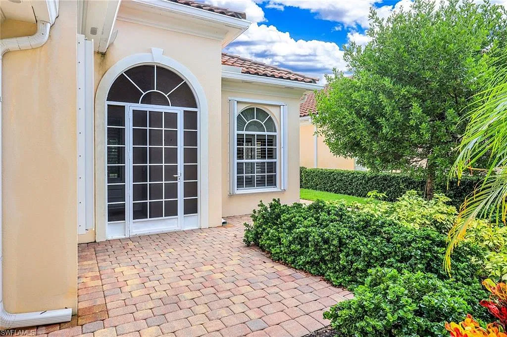 3 bed, 2.5 bath, 2200 sqft, $3,600 — Photo 2