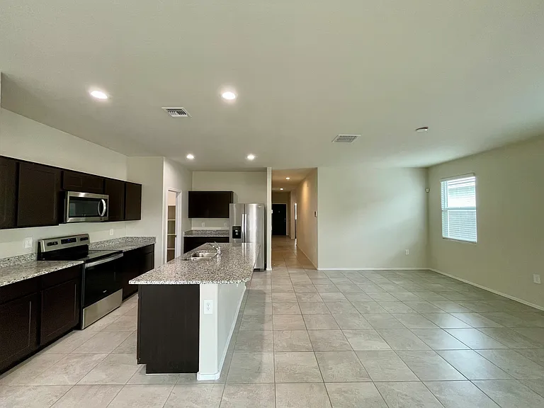 18563 W Desert Hollow Dr — Photo 5
