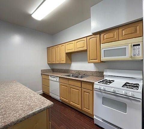 4th image of 701 S Mariposa Ave #305