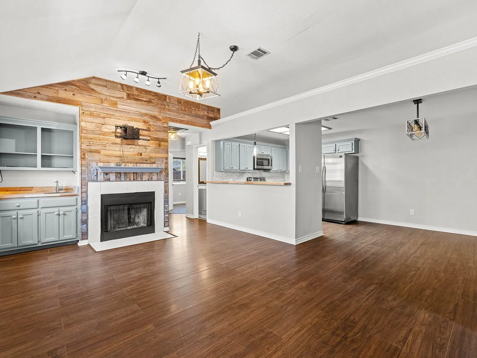 3 bed, 2.0 bath, 1073 sqft, $1,750 — Photo 3