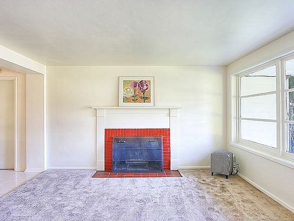 living room w/fireplace