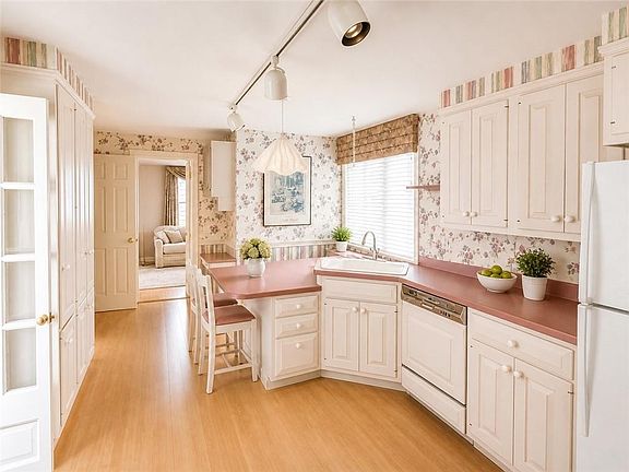 3rd image of 7 Beech Tree Rd E