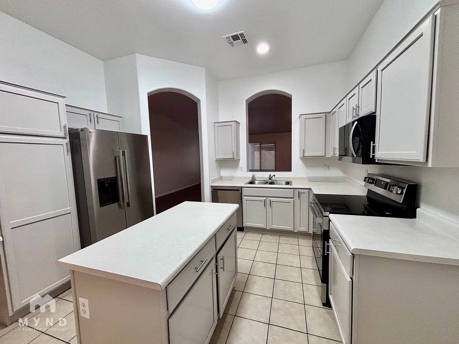 3 bed, 2.0 bath, 1561 sqft, $2,345 — Photo 4