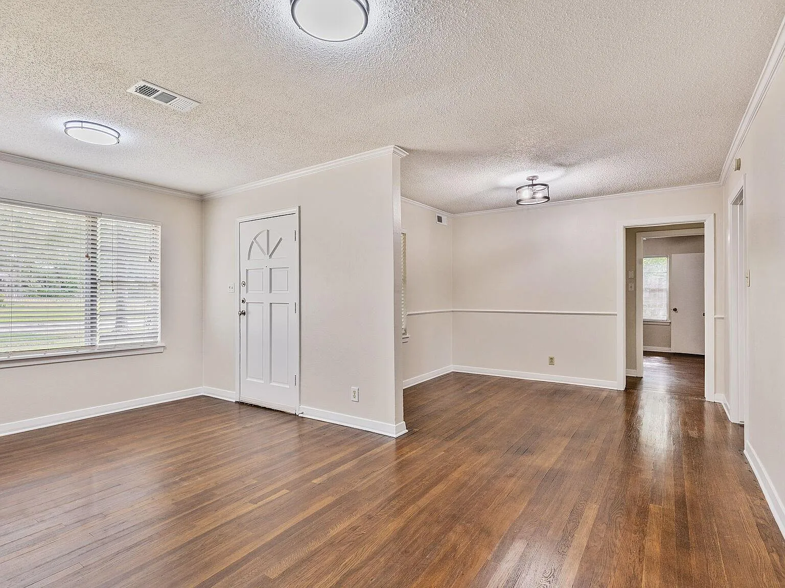 3 bed, 1.5 bath, 1304 sqft, $2,000 — Photo 3