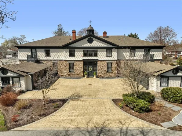 8 Annandale Rd Unit 2, Newport, RI 02840