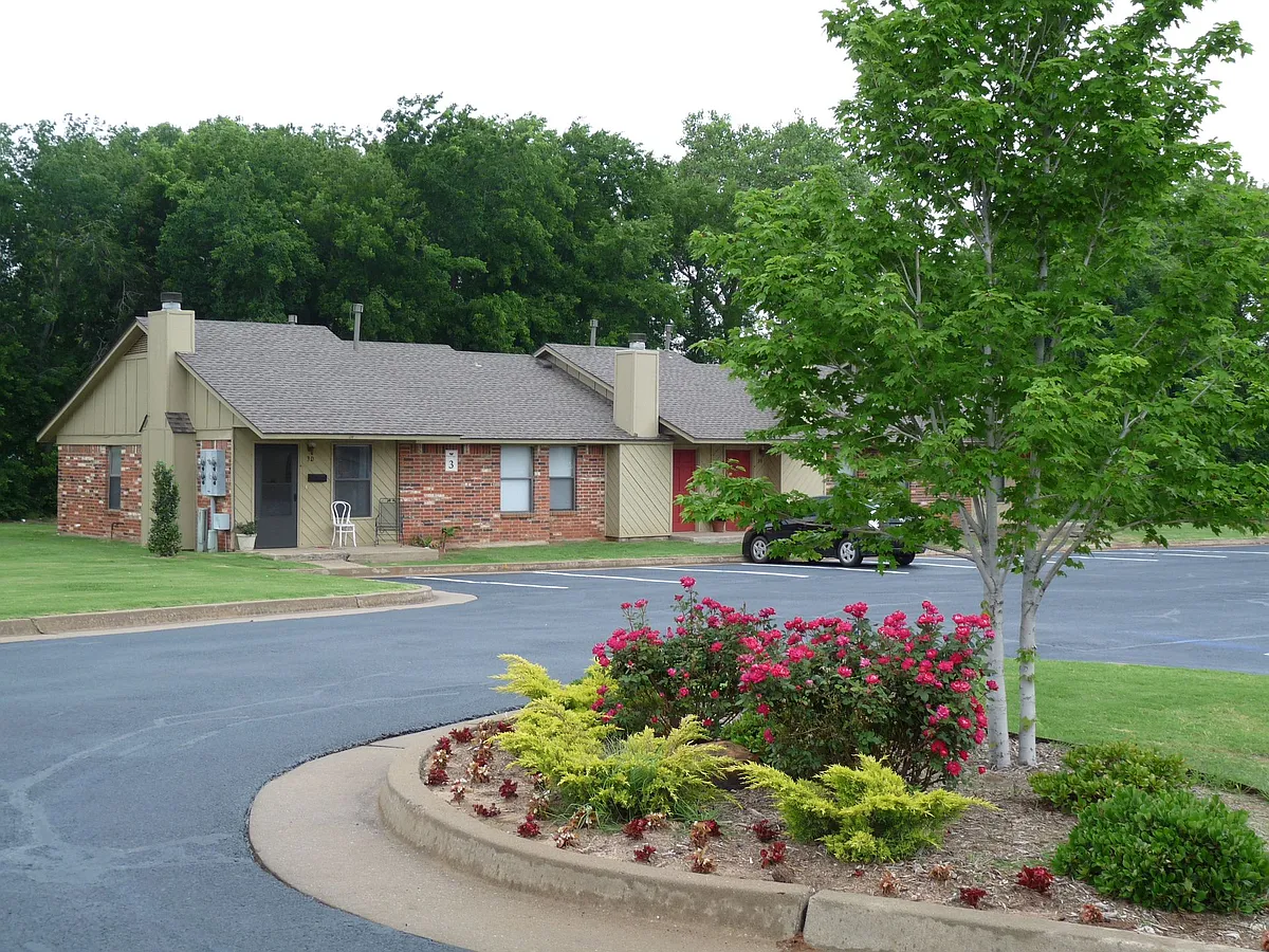 Building Photo - 400 W Edmond Rd