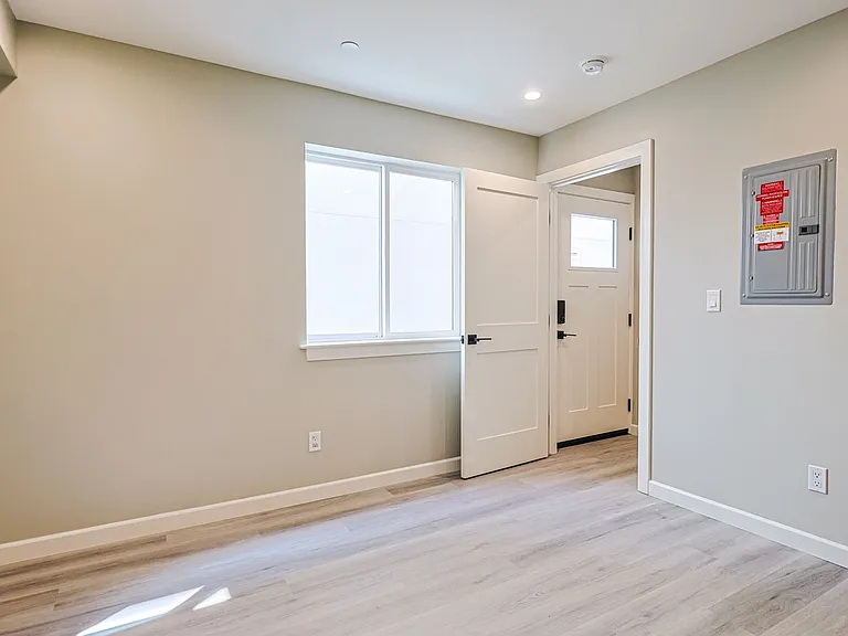 5261 Harmony Ave — Photo 9