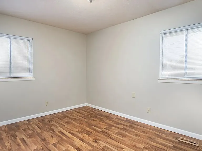 1012 Holly Ave — Photo 8