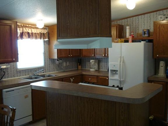 Lg in-eat kitchen w/ bar