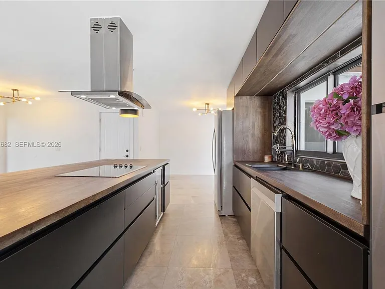 1415 W Camino Real — Photo 2