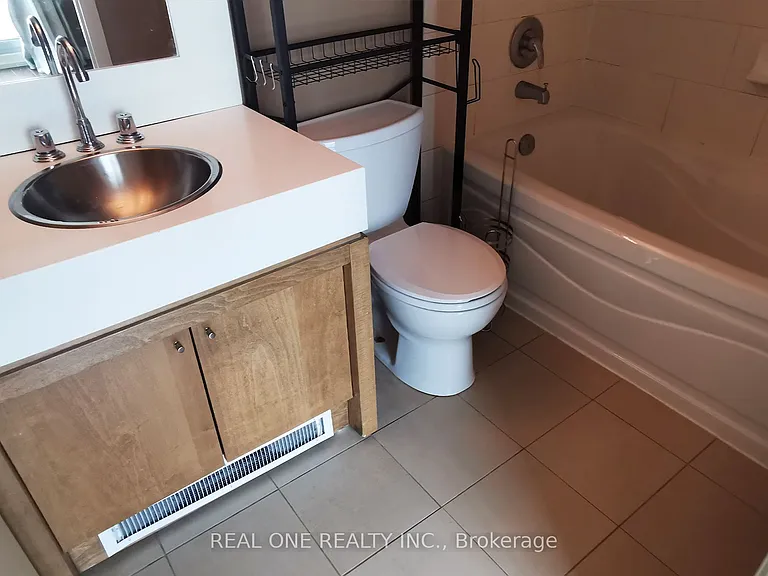 81 Navy Wharf Ct #810 — Photo 35