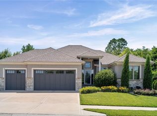 5866 S National Dr, Parkville, MO 64152