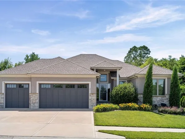 5866 S National Dr, Parkville, MO 64152