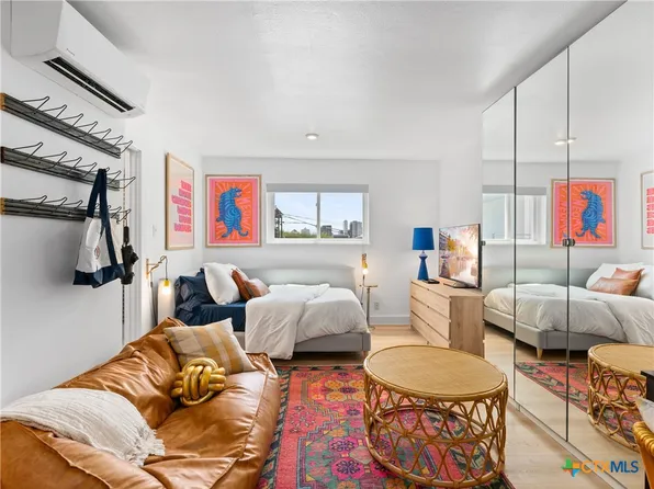 1111 W 10th St APT 206, Austin, TX 78703