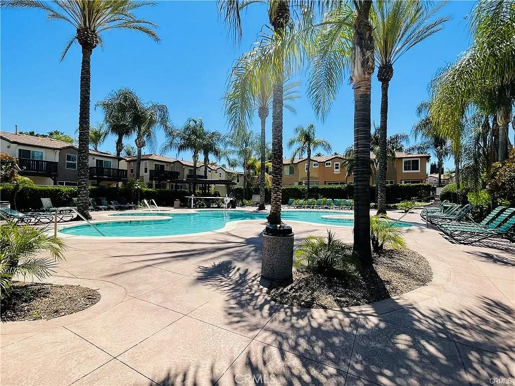 3 bed, 2.5 bath, 1387 sqft, $2,700 — Photo 3
