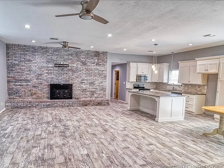 107 Hillside Ln — Photo 2