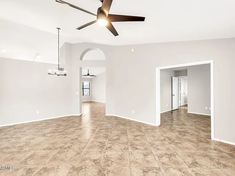 1113 E Betsy Ln — Photo 6