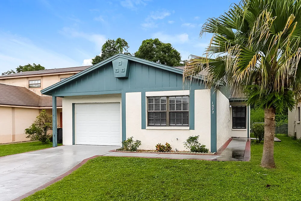 3 bed, 2.0 bath, 1144 sqft, $1,980 — Photo 3