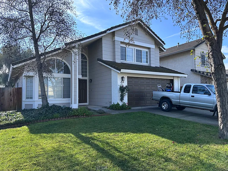 52 Elizabeth Ct — Photo 1