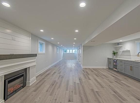 3rd image of 5104 S Moody Ave