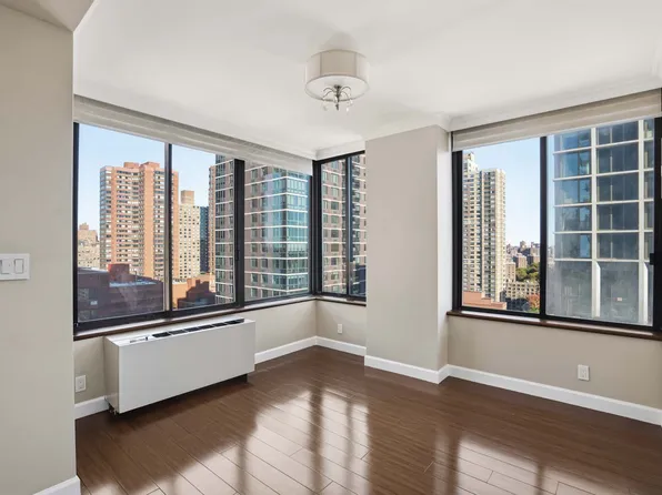 300 East 93rd Street image 16 of 23