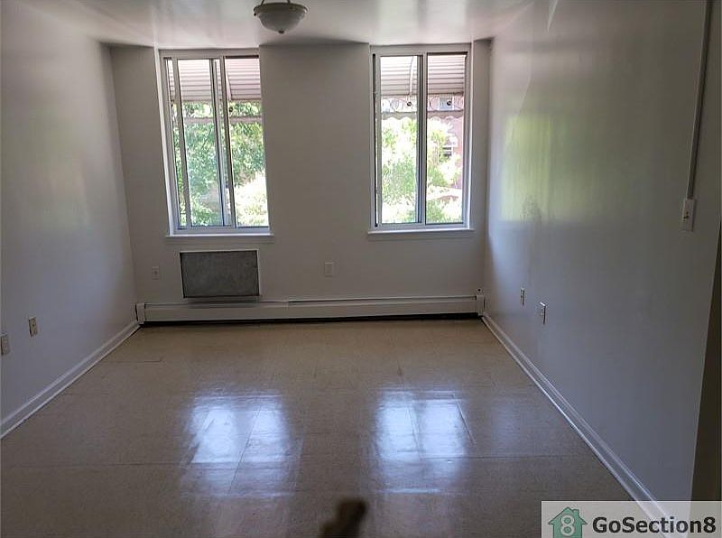 2nd image of 883 Fairmount Pl APT 2