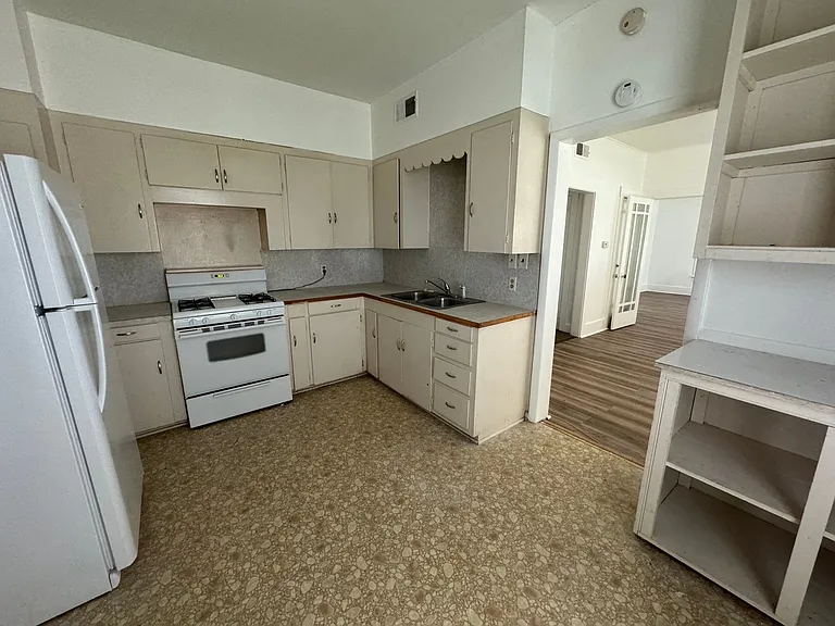 402 NW #D — Photo 8