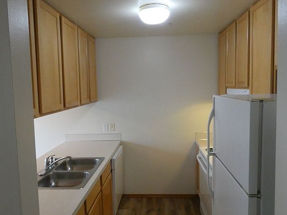 4th image of 1023 E 2nd St #13