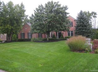 580 Berridge Cir, Lake Orion, MI 48360