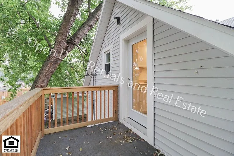 2 bed, 1.0 bath, 608 sqft, $925 — Photo 2