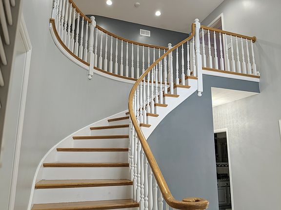 5th image of 430 Shagbark Ct