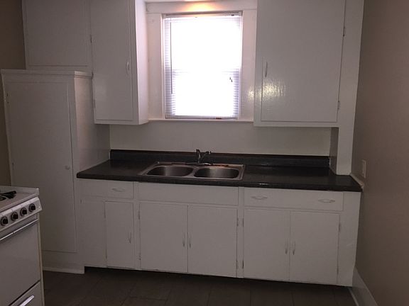 5th image of 218 Sturges Ave