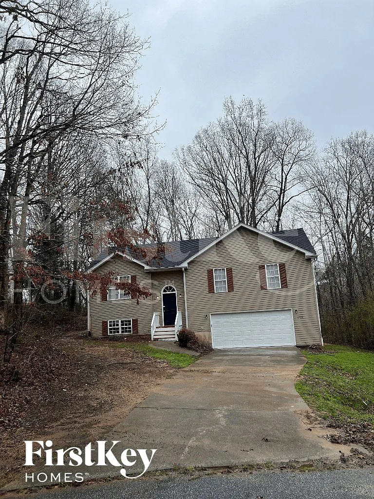 3 bed, 2.0 bath, 1850 sqft, $2,340 — Photo 1