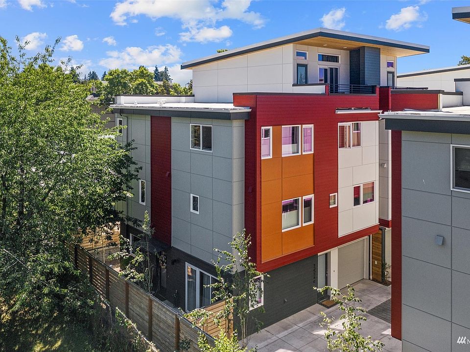 Beautiful End Unit  townhome in Pinehurst. Fully fenced front & side yard. Tucked away in the SE corner of the complex.>