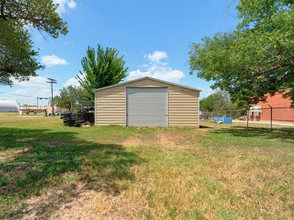 127 E Davilla Ave, Rockdale, TX 76567