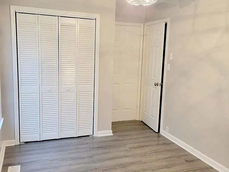 2nd Bedroom (direct access to 2nd bathroom)