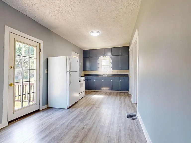 19 W Tucker Ave — Photo 4