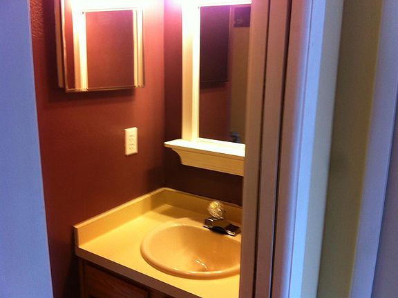4th image of 2975 Embassy Ct