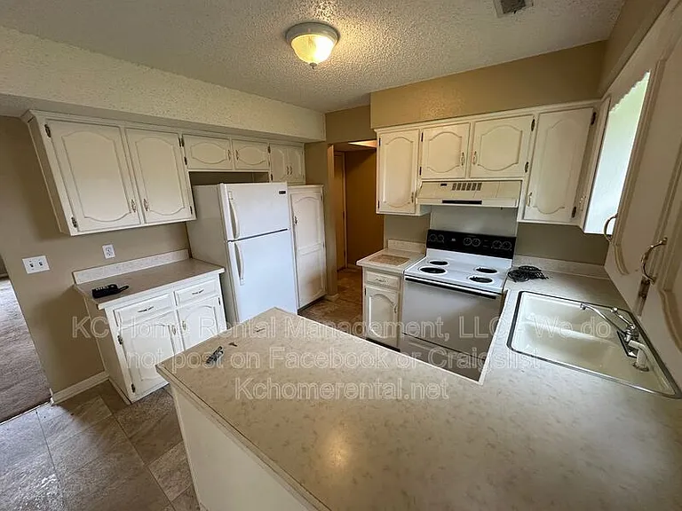 900 NW 36th Street Ter — Photo 5