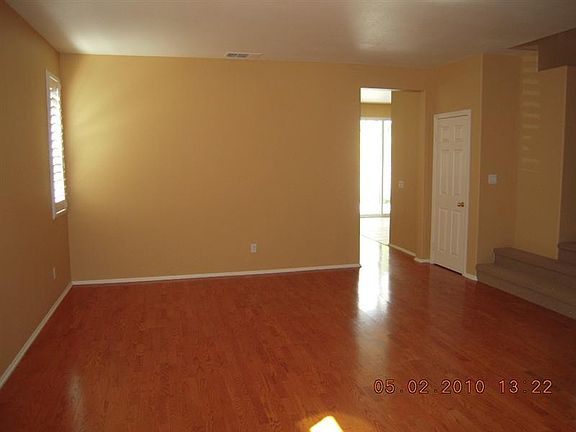 4 Living Room (Medium)_04112013