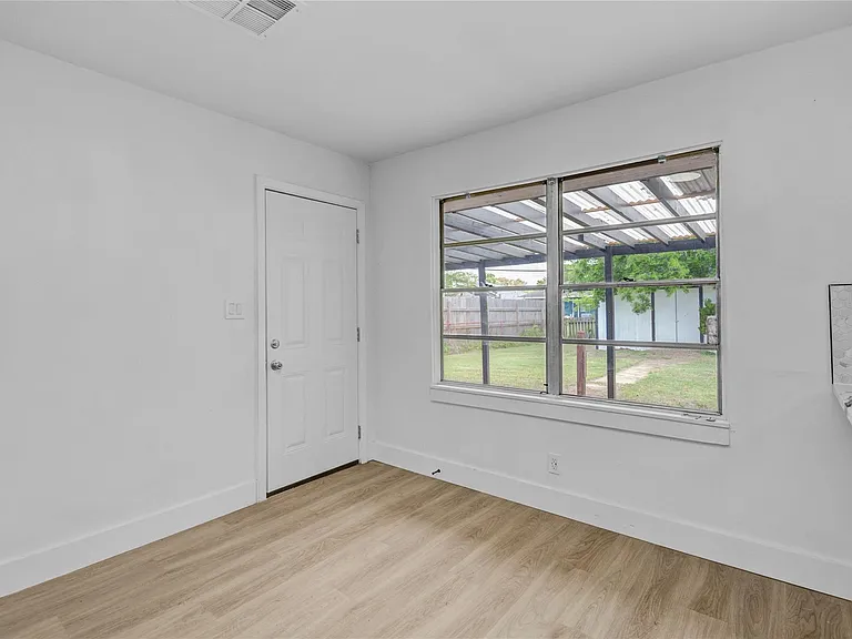 1412 W 10th St — Photo 9