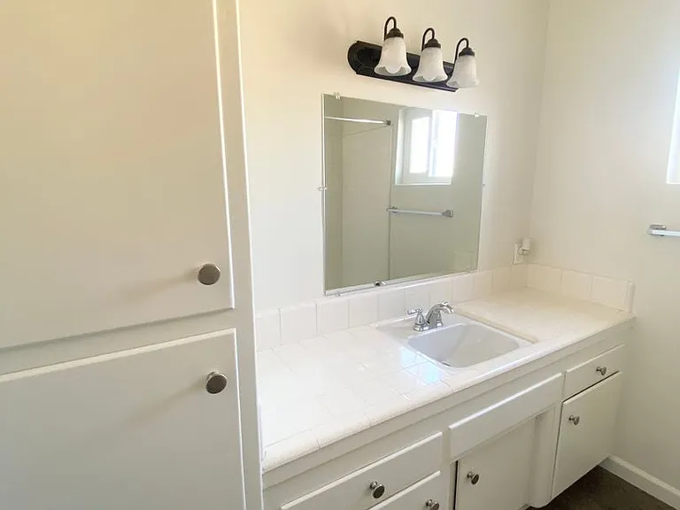 232 1/2 S G St — Photo 8