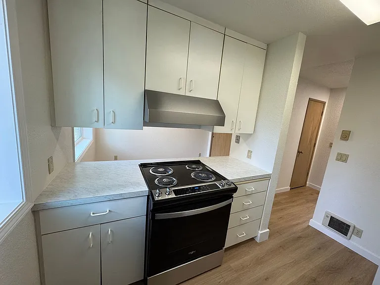 708 NE Avery St — Photo 42