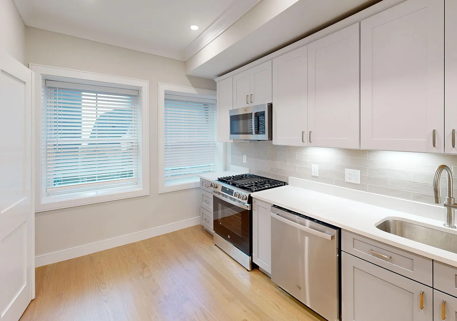 Theatre District 3 Bed W/D in Unit No Fee 9/1 — Photo 2
