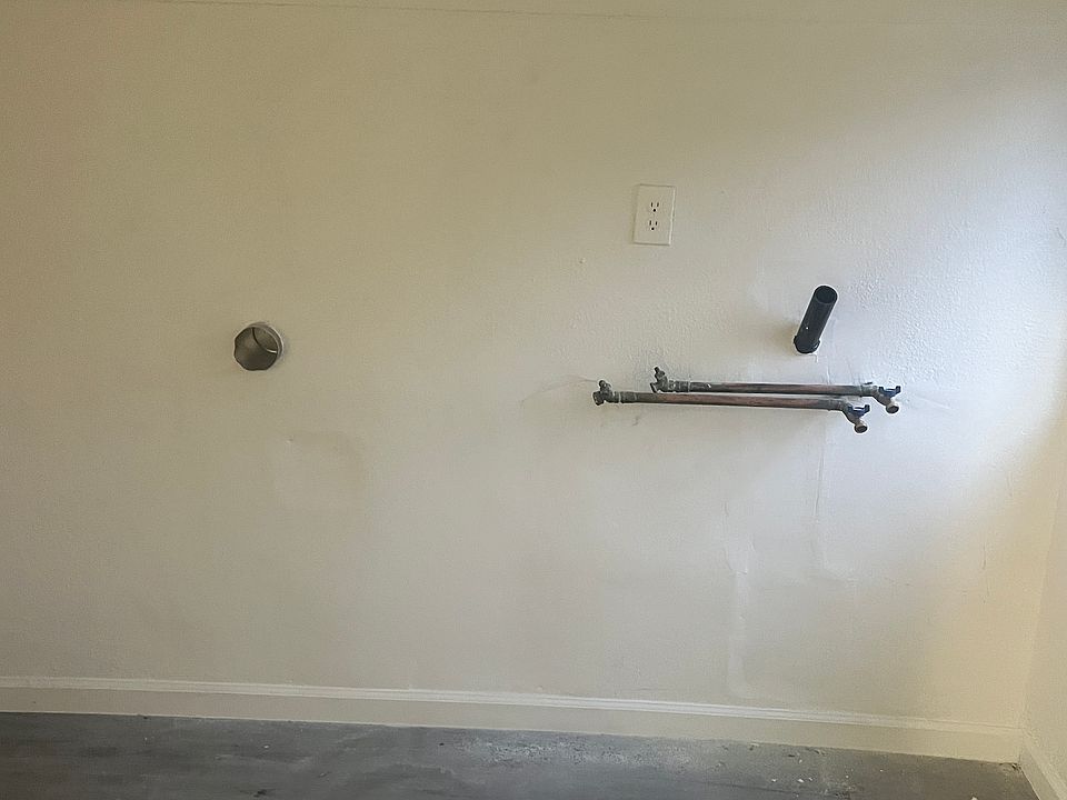 laundry room with hook up