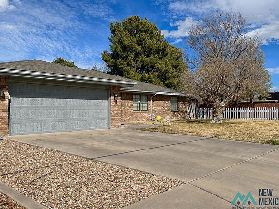 3rd image of 811 Monterrey Dr