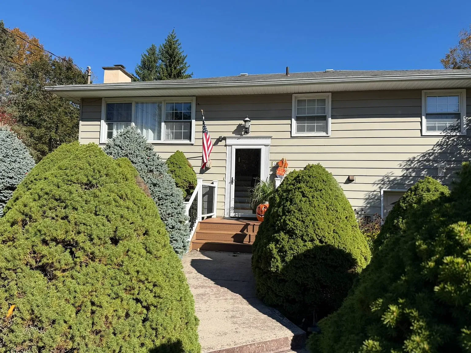 3 bed, 2.0 bath, 1900 sqft, $3,850 — Photo 1