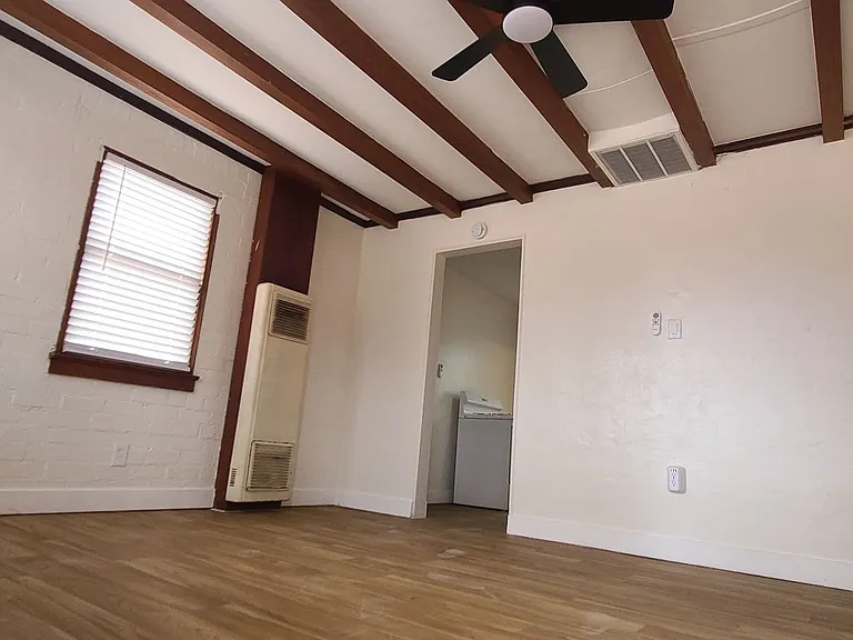 504 W Flores St — Photo 4