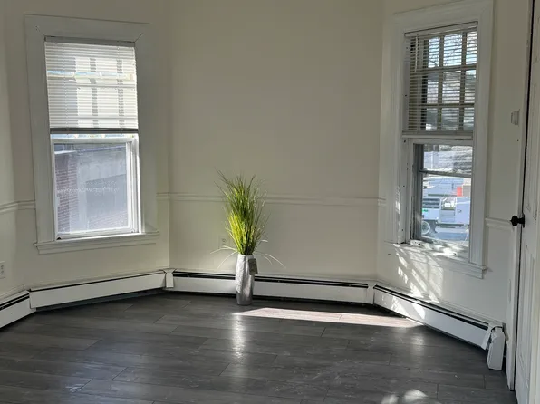 379 Union St #2R, Rockland, MA 02370