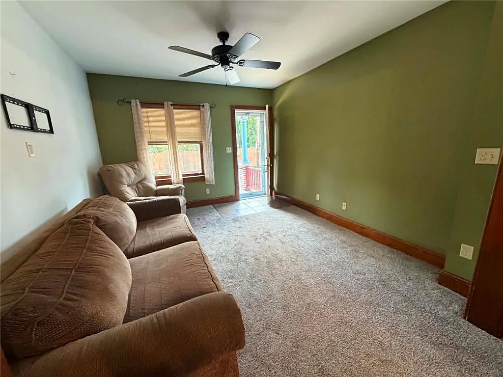 3 bed, 1.0 bath, 1118 sqft, $2,100 — Photo 3